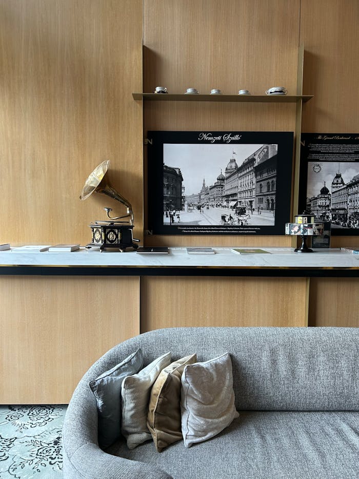 portfolio-01 Sophisticated living room interior featuring a vintage record player and historical Budapest prints.